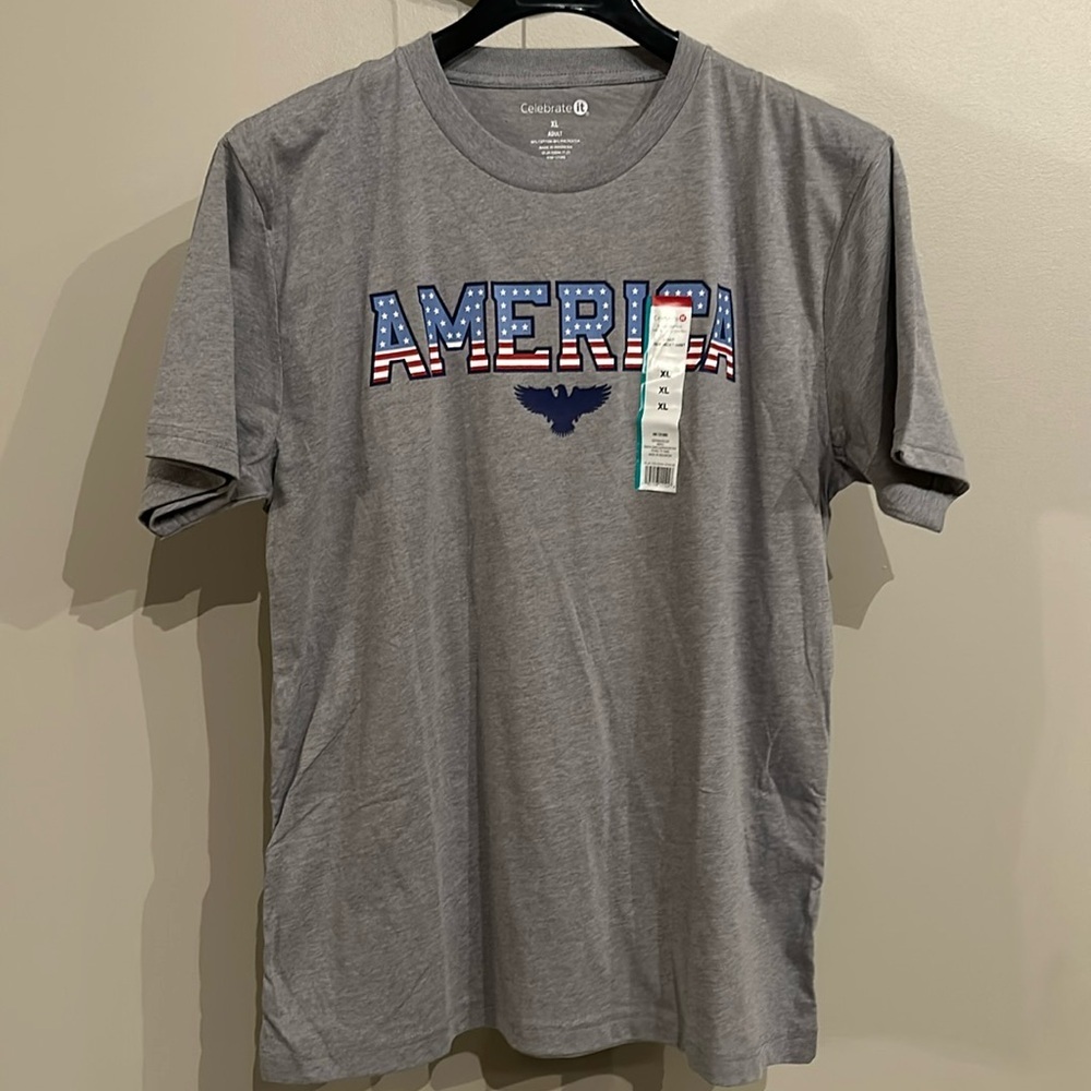 NWT unisex Celebrate it America tee